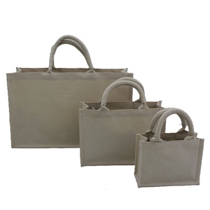 Sac fourre-tout en toile de coton laminée imperméable de forme rectangulaire avec poignée en corde rembourrée et logo personnalisé écologique - Product Image 5