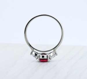 แหวนเงินแท้ 925 ประดับทับทิมและพลอยสังเคราะห์ทรงรีและทรงไตรลี่ออน 3 เม็ด ดีไซน์สามวง สำหรับผู้หญิง งานแฮนด์เมด ของขวัญวันครบรอบสุดพิเศษสำหรับคนรัก - Product Image 3