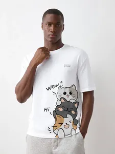 ONETEN APPAREL เสื้อยืดคอกลมแขนสั้นพิมพ์ลายการ์ตูนแมวสีขาวสำหรับผู้ชาย - Product Image 6