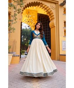 Vestido tradicional indio de seda Vichitra con un hermoso diseño fluido y tejido Zari para mujeres, ideal para bodas. - Product Image 1