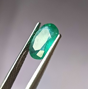 Émeraude naturelle zambienne de 1,55 carat, taille ovale facettée, pierre précieuse non montée - Product Image 3