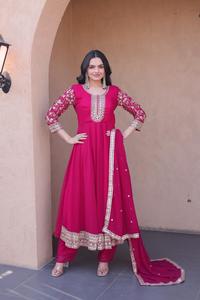 ชุดเดรส Anarkali ดีไซน์พรีเมียม พร้อมกางเกงและผ้าคลุมไหล่ ประดับด้วยงานปักเลื่อม เหมาะสำหรับงานปาร์ตี้และงานแต่งงาน มีจำหน่ายในปริมาณมาก - Product Image 2
