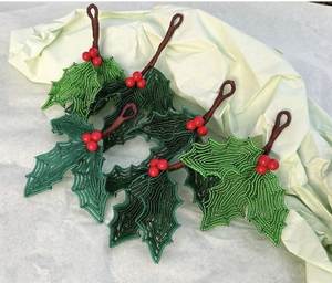 Ornement de Noël fait main en forme de feuille de houx perlée avec baies rouges, décoration suspendue - Product Image 1