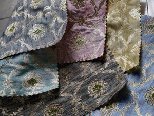 Tela Brocada Floral Zari, Tejido Jacquard con Patrón Metálico para Colchones - Product Image 3