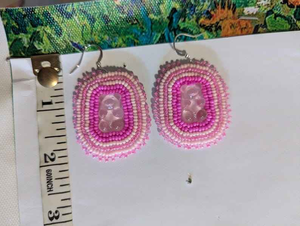 Boucles d'oreilles artisanales en perles de rocaille fraise, bijoux floraux rouges et verts, accessoires de fête pour femmes - Product Image 3