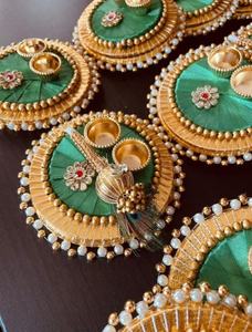 Juego de Portadíyas de Perlas Verde Esmeralda y Dorado Hechos a Mano para Decoración Festiva de Pooja, una combinación lujosa de tradición y elegancia - Product Image 2