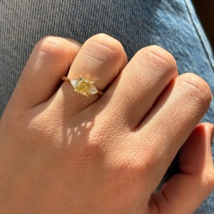 Anillo de Tres Piedras de Diamante Cultivado en Laboratorio, Corte Radiante, 1.50CT, Oro Amarillo, Joyería Fina para Novia, Venta al Por Mayor - Product Image 6