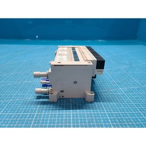 Conjunto de Válvulas Solenoides Neumáticas SMC VQ1100Y-5 + VQ1200Y-5, Usadas como Piezas de Repuesto para Equipos Legacy Semiconductor - Product Image 1
