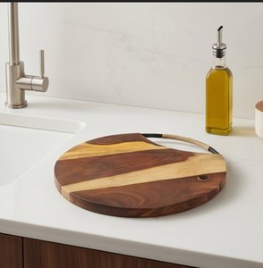 Planche à découper ronde en bois avec poignée en métal, grain de bois bicolore, pour usage en cuisine - Product Image 6