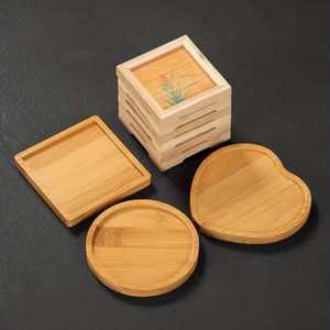 Ensemble de sous-verres en bois naturel avec motif de grain artistique pour tables basses, tables à manger et bureaux dans les intérieurs modernes - Product Image 4