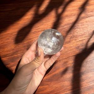 Esfera de cuarzo transparente más vendida de La India, mascota de cristal Feng Shui tallada, decoración del hogar, regalo de amor, precio al por mayor, trofeos, medallas - Product Image 4