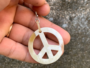 Pendientes de cuerno de búfalo artesanales, ecológicos, de alta calidad y estilo moderno, de origen ético, por Perfect Enterprises - Product Image 2