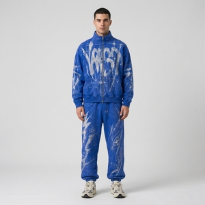 Ensemble de survêtement bleu roi pour homme avec veste zippée à imprimé graffiti blanc et pantalon de jogging assorti - Product Image 1