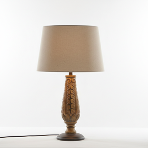 Lámpara de Mesa Tradicional con Cuerpo de Madera Bellamente Tallado con Diseño Inspirado en Hojas y Pantalla de Tela para Decoración del Hogar - Product Image 2