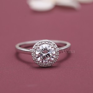 แหวนเพชรทรงกลมเจียระไนแบบ Halo ได้รับการรับรองจาก IGI สำหรับงานหมั้นและงานแต่งงาน ทำจากทองคำ K9 สีเหลือง/สีโรสโกลด์ และสีขาว - Product Image 1