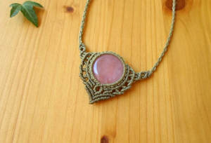 Colgante de Macramé Hecho a Mano con Perla y Gema Redonda de Corte Esmeralda con Diseño de Mariposa, Cadena de Bambú, Joyería Unisex Boho Curativa al por Mayor - Product Image 6