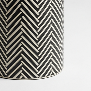 Table d'appoint ronde en métal industriel noir et blanc avec incrustation, motif chevron fait main, tabouret d'appoint pour la décoration de l'appartement et de la maison - Product Image 4