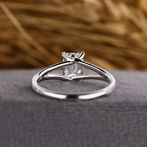 Igi ได้รับการรับรองจรรยาบรรณของผู้หญิงที่ปลูกด้วยเพชรมรกตตัดและแหวนหมั้นแหวนครบรอบวงแยกสำหรับแหวนเพชรของเธอ - Product Image 5