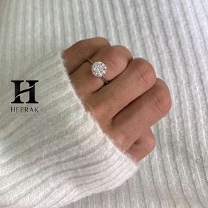 Bague de fiançailles solitaire classique en diamant de laboratoire taille brillant rond, or blanc 14 carats, 4 griffes, pour femme - Product Image 1