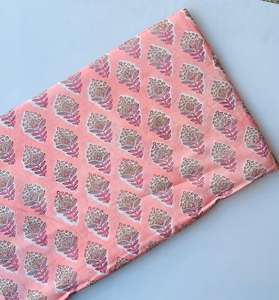 Tela de algodón 100% puro de la India, estampada a mano con diseño floral, tela de algodón rosa de verano para vestidos, bolsos y fundas. - Product Image 1
