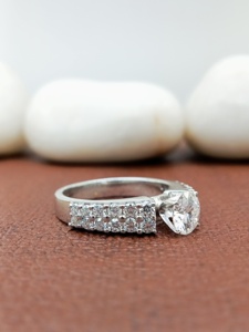 แหวนแต่งงานทรงกลมทันสมัยจาก D'VINS JEWELS ประดับเพชรทรงบริลเลียนต์สี D ขาว  ฝังในตัวเรือนโรสโกลด์  พร้อมใบรับรอง - Product Image 4