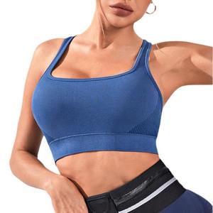 Sujetador deportivo sin costuras azul claro para mujer, con tirantes cruzados, soporte medio, para gimnasio y fitness, color liso, diseño hueco - Product Image 4