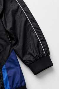 Veste coupe-vent sportive bicolore noir et bleu, manches longues, col montant, fermeture éclair, légère, en polyester - Product Image 4