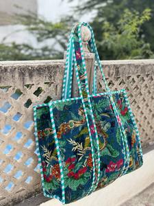 Sac à bandoulière matelassé en velours imprimé de qualité supérieure avec surpiqûres durables et un look moderne - Product Image 2