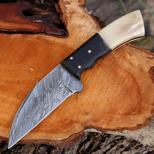 Cuchillo de Caza y Camping Multifuncional de Acero Damasco con Alto Contenido de Carbono, Hoja Recta, Espiga Completa y Mango de Madera Pakka - Product Image 4