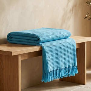 Plaid en coton gaufré bleu vif à tissage texturé pour la décoration de canapé de style côtier moderne et les espaces de vie décontractés - Product Image 1