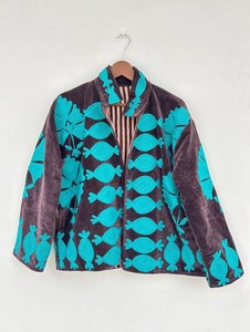 Veste à col tendance pour femme, veste d'hiver faite à la main avec broderie Suzani sur velours respirant, veste courte taille unique - Product Image 1