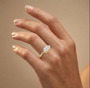 Magnifique bague ovale en or rose 10K avec diamant de laboratoire taille étagée est-ouest 2,50 CTW - Product Image 5