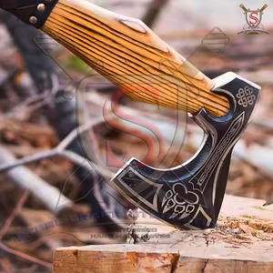 Hacha Vikinga Artesanal Industrial de Steel Craft International con Grabado Intrincado en la Cabeza de Acero de Damasco y Mango de Madera - Product Image 4