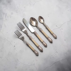 Panier de rangement géométrique moderne en métal avec poignées ivoire, et ensemble écologique de couverts (couteau, fourchette, cuillère) pour la cuisine - Product Image 6