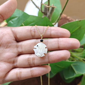 Exclusivo Colgante Minimalista de Pez Chapado en Oro de 18k para Uso Diario, con Madreperla y Detalles de Circonita Negra, Diseño de Alta Joyería para Mujer - Product Image 2