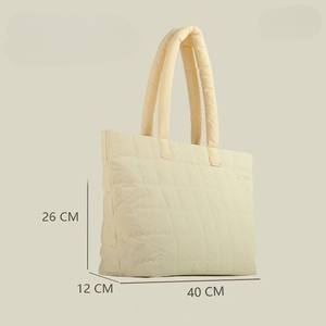 Bolsa de Mano Impermeable de Gran Capacidad, Estilo Invernal, Simple y Suave, Hecha en Vietnam. - Product Image 6