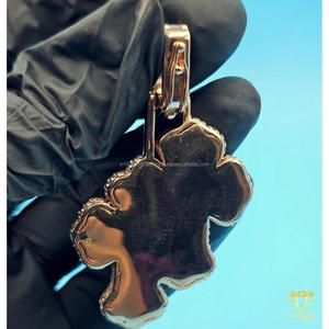 Colgante Cristiano con Incrustaciones de Diamantes, Joyería de Diseño Urbano con Acabado Plateado - Product Image 5