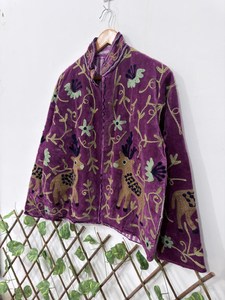 เสื้อแจ็คเก็ตกำมะหยี่สีม่วงปักลายกวางและดอกไม้สไตล์โบฮีเมียน สำหรับผู้หญิง เหมาะสำหรับการผจญภัยหรือใส่ลำลอง - Product Image 3