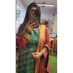 ROBE DE TRAVAIL DOLA EN SOIE IMPRIMÉE PATOLA AVEC VERT DUPATTA - Product Image 2