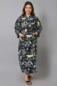 Kimono de demoiselle d'honneur noir à imprimé jungle en coton gaufré, robe élégante et légère, prête pour le mariage - Product Image 4