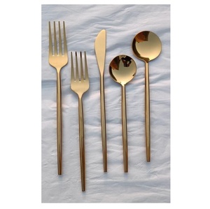 ชุดช้อนส้อมสแตนเลสสตีลหรูหราทันสมัยแบบ 5 ชิ้น สีทอง ดีไซน์เรียบหรู เป็นมิตรต่อสิ่งแวดล้อม เหมาะสำหรับการรับประทานอาหารระดับพรีเมียม พร้อมผิวสัมผัสโลหะที่สวยงาม - Product Image 5