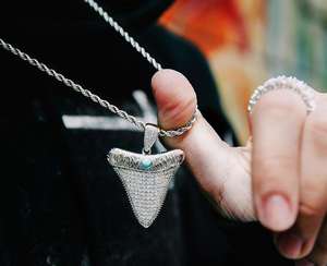 Pendentif ethnique en forme de pyramide avec pierre turquoise, alliage plaqué argent tibétain, bijoux unisexe, cadeau - Product Image 1