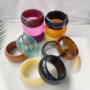 Bracelet manchette large en résine colorée style rétro pour femme, idéal au quotidien - Product Image 1