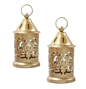 Lanterne gothique en métal noir avec panneaux découpés à motifs floraux et toit à plusieurs niveaux pointu, disponible à prix de gros - Product Image 2