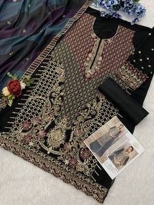 Shalwar Kameez en georgette lourde avec broderie de séquence et de fils multiples | Dupatta avec impression numérique et finition Latkan - Product Image 3