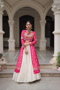 Lehenga tradicional india de algodón Kora con estampado Bandhani y Kurti de patchwork Kutchi en Faux Georgette - Product Image 2