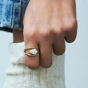 แหวนเพชรทรงลูกแพร์ 1.25 กะรัต สี E แบบตะวันออก-ตะวันตก ทองคำแท้ 14K เพชรเพาะเลี้ยงในห้องปฏิบัติการ แหวนเพชรเม็ดเดี่ยวแบบ Bypass ดีไซน์เกลียว แหวนหมั้นที่มีเอกลักษณ์เฉพาะตัว - Product Image 5