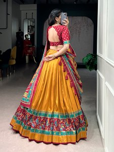 Lehenga Choli de Seda Tussar con Estampado Rojo y Trabajo en Foil - Product Image 5
