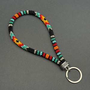 Porte-clés de poignet tendance fait main pour femme avec perles et motif géométrique noir, rouge, turquoise, orange, jaune, blanc, avec anneau en argent - Product Image 4