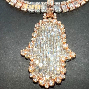 Colgante de Moissanita en Oro Rosa con Piedras de Corte Baguette, Joyería de Lujo Estilo Hip Hop, Pieza Destacada - Product Image 1